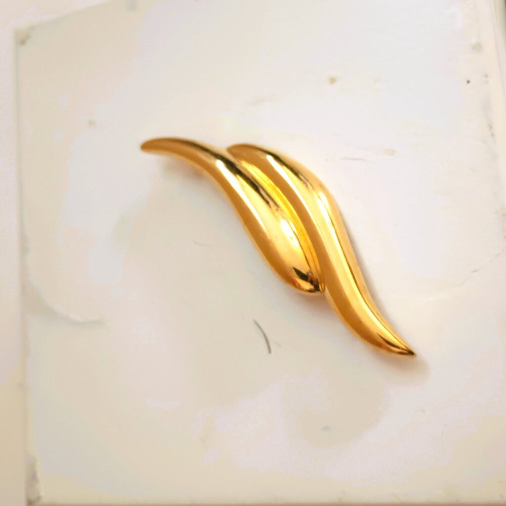 Napier Gold Tone Wave Brooch Women's Asymmetrical Pin Fall Jewelry